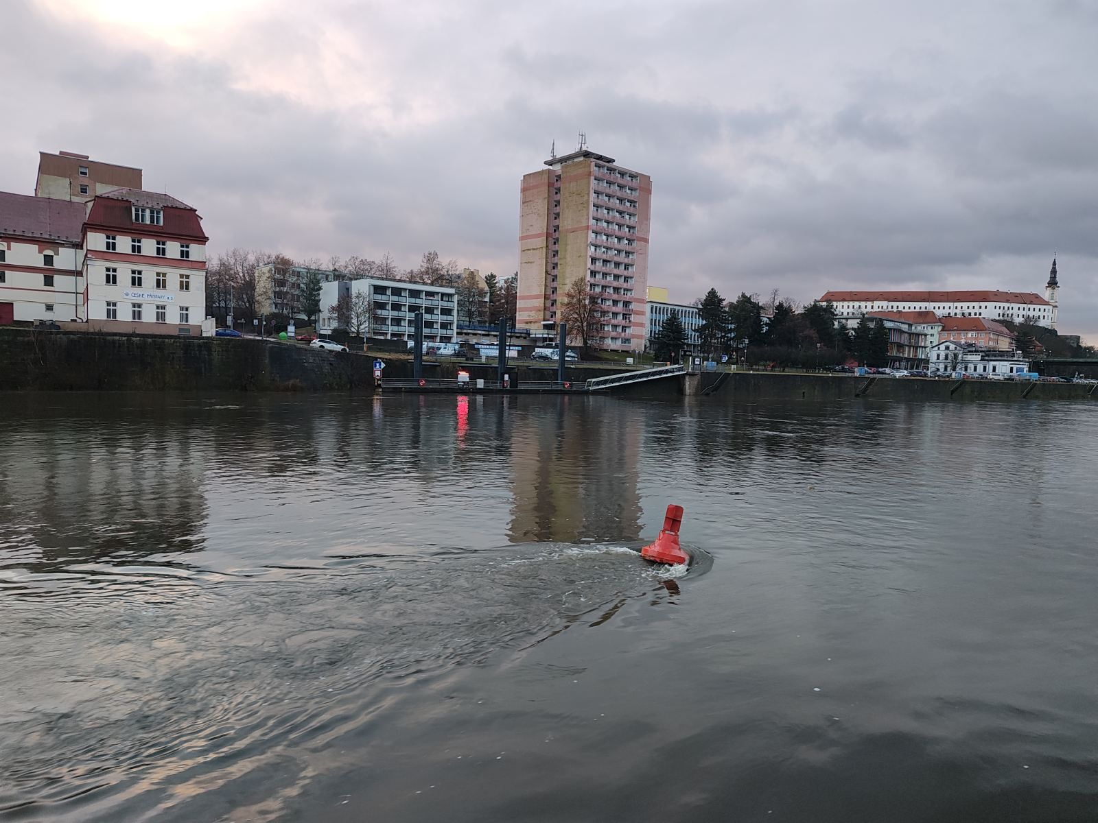 Plovoucí signální znak 1C (pravá strana plavební dráhy) v praxi