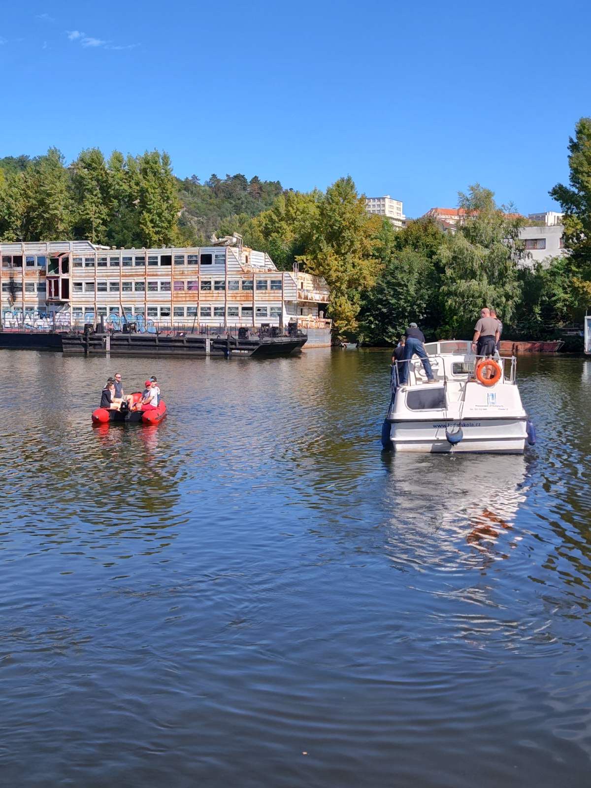 Školní plavidla právě odplouvají na výcvik