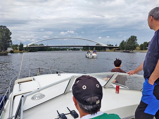 Výcviková plavidla Viking 1000 před Trojským mostem