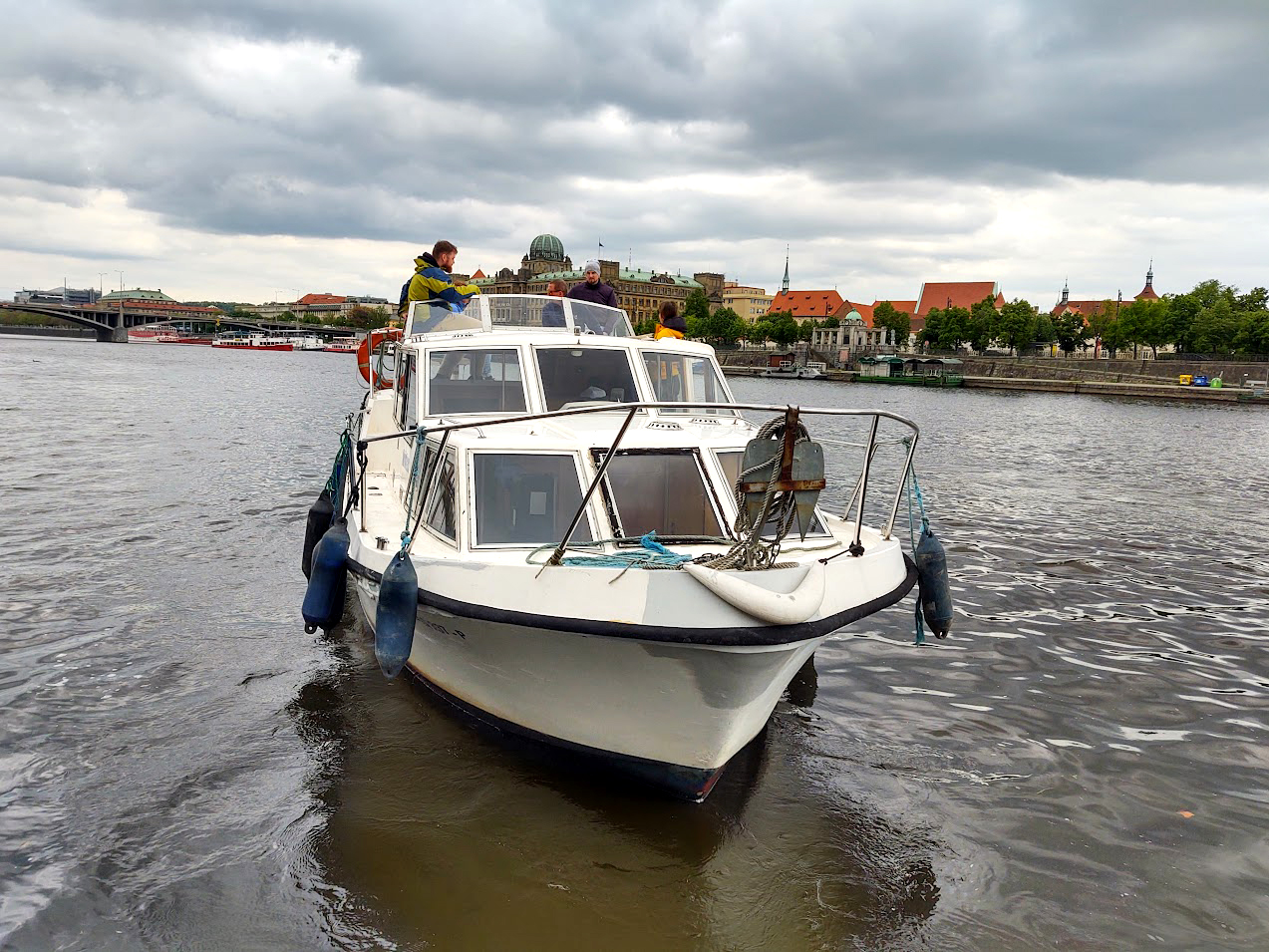 Loď Oldřiška právě trénující přistávací manévry na molo