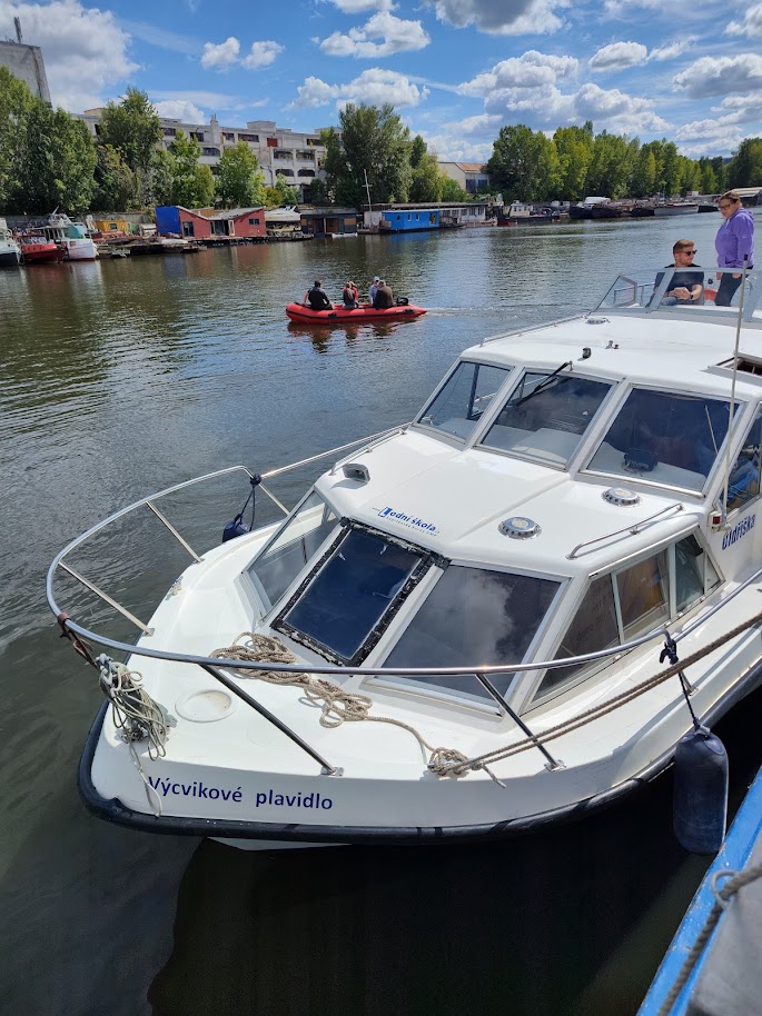 Školní loď Oldřiška a člun vyplouvají na výcvik