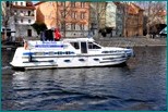 Po prvním tříhodinovém bloku teorie přichází praktická výuka na školních lodích přímo v centru města