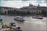Součástí kurzu je hodinová plavba s velkým parníkem po centru Prahy komentovaná lektorem Lodní školy s akcentem na základní seznámení s lodním provozem